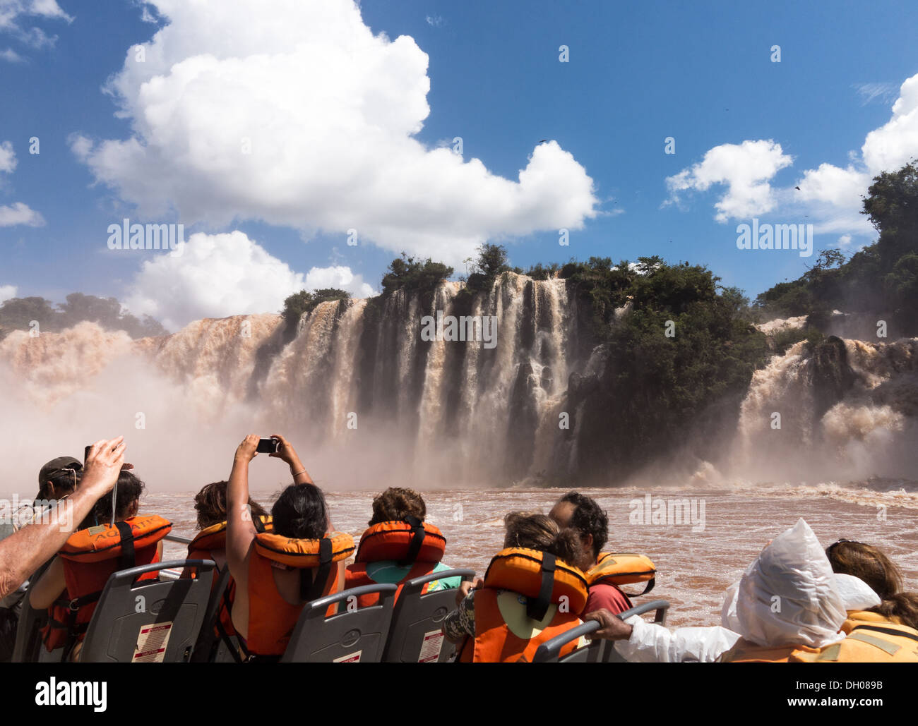 Touristen in einem Boot unter der berühmten Iguazu Wasserfälle, Brasilien, Argentinien, Südamerika Wasserfall Stockfoto