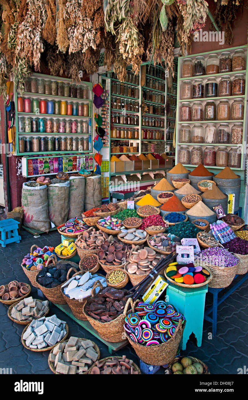Marrakesch Marokko Medina Souk Lebensmittelhändler Lebensmittelgeschäft Gewürz Kräuter würzen Geschmack genießen Stockfoto