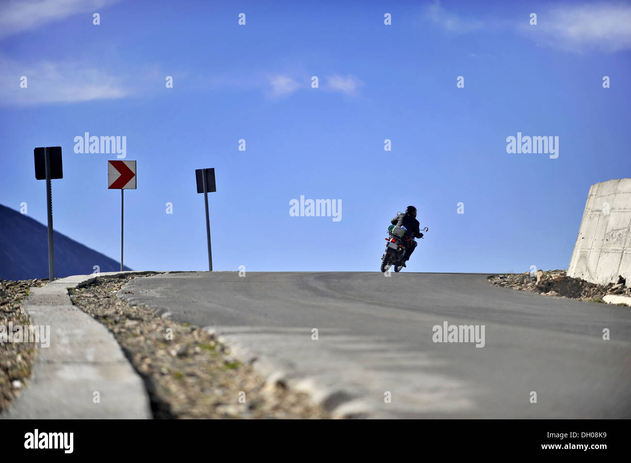 Motorradfahrer unter einer Kurve auf die recht hohe Transalpina unterwegs Stockfoto