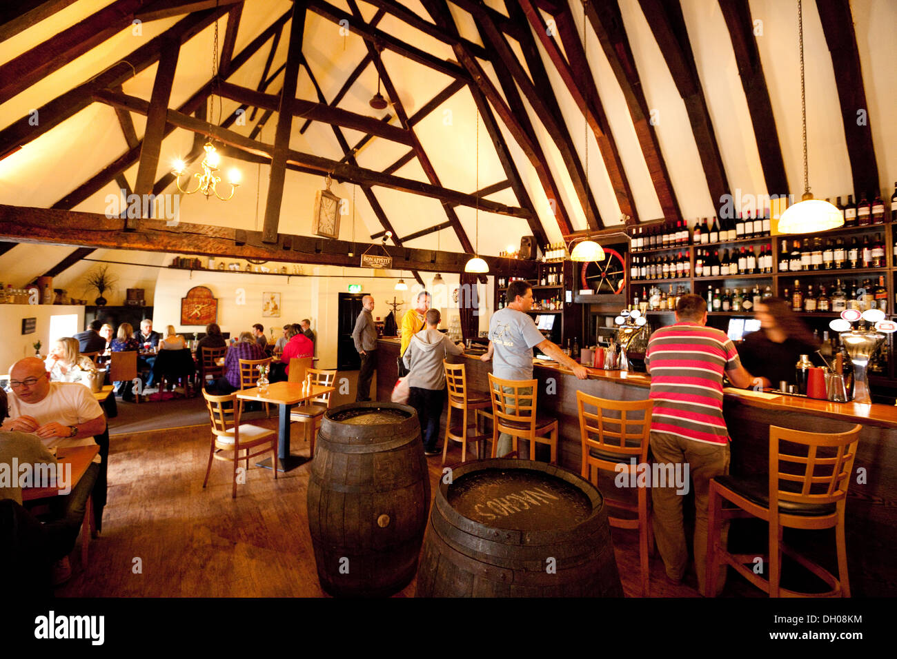 Menschen, die Bestellung von Getränken und trinken, Bedfords Wine Bar und Restaurant, Norwich, Norfolk UK Stockfoto