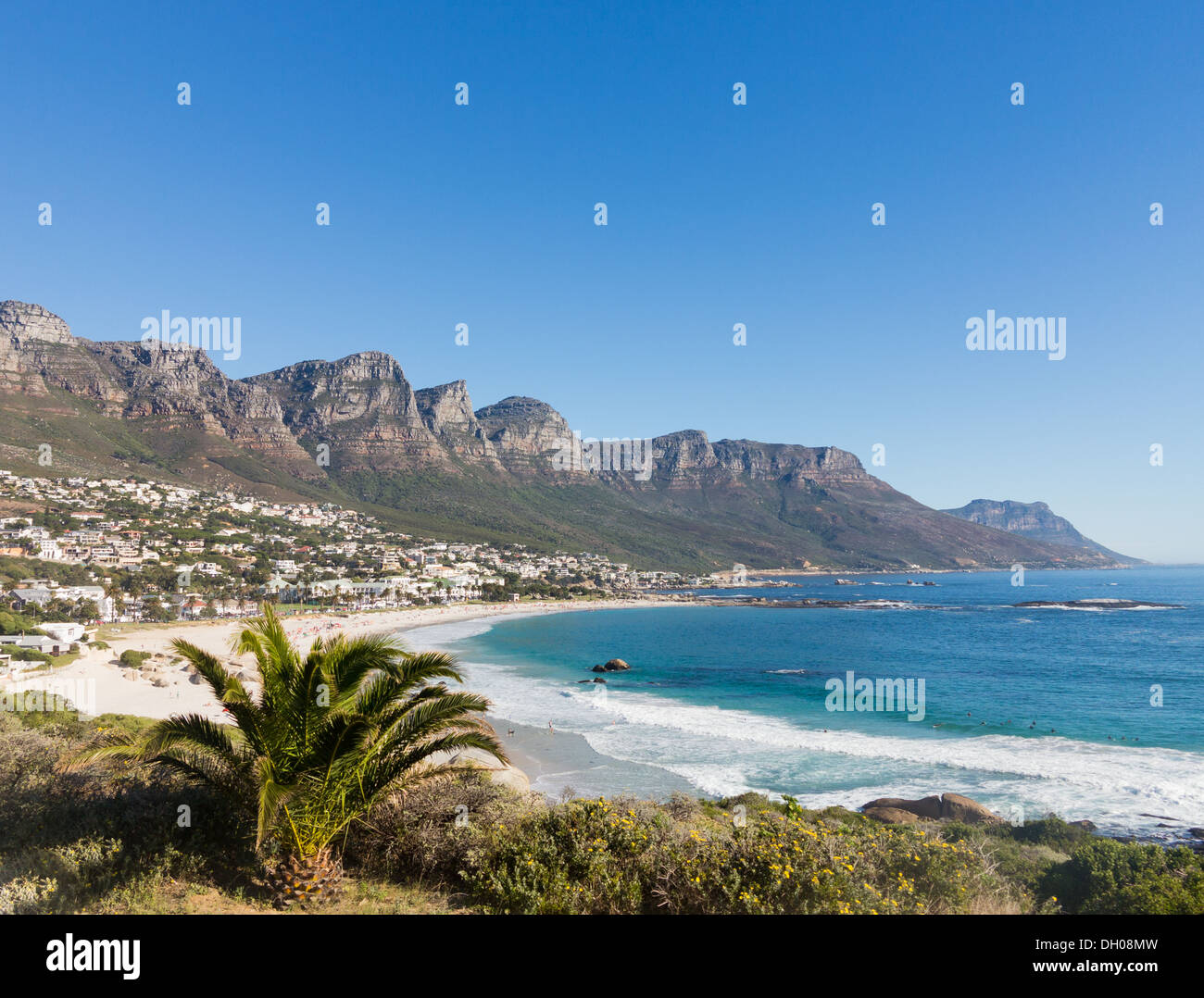 Strand von Camps Bay Kapstadt mit dem Tafelberg im Hintergrund, Südafrika Küste Stockfoto