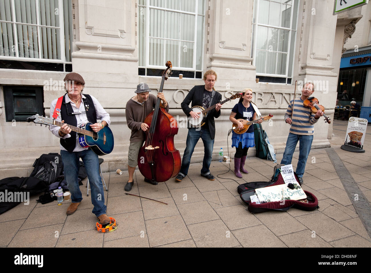 Die Folk-Band, "The Dog Days of Summer" Straßenmusik auf den Straßen von Norwich, Norfolk UK Stockfoto