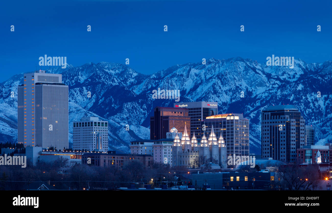 Mormon Tabernacle und die Skyline von Salt Lake City mit den Wasatch Mountains hinaus Utah USA Stockfoto