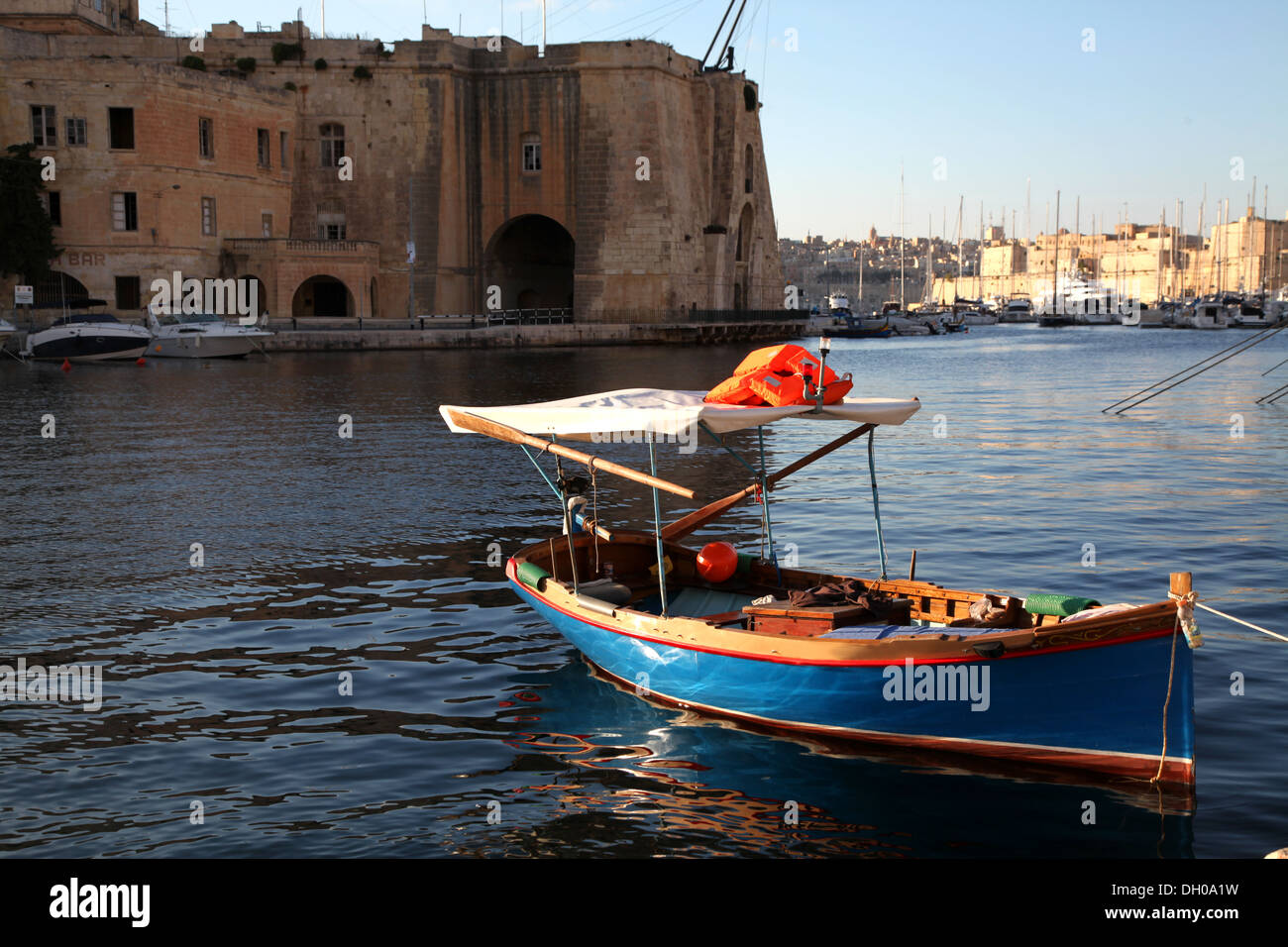 Ein niedliches kleine Boot wartet auf seine Passagiere in Dockyard Creek, Malta Stockfoto