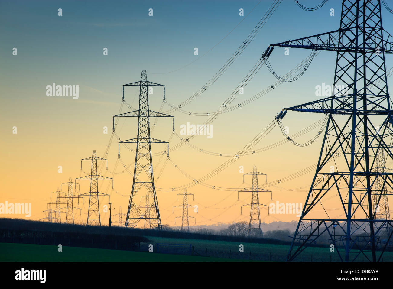 Ein Strommast von National Grid in Wales bei Sonnenuntergang Stockfoto