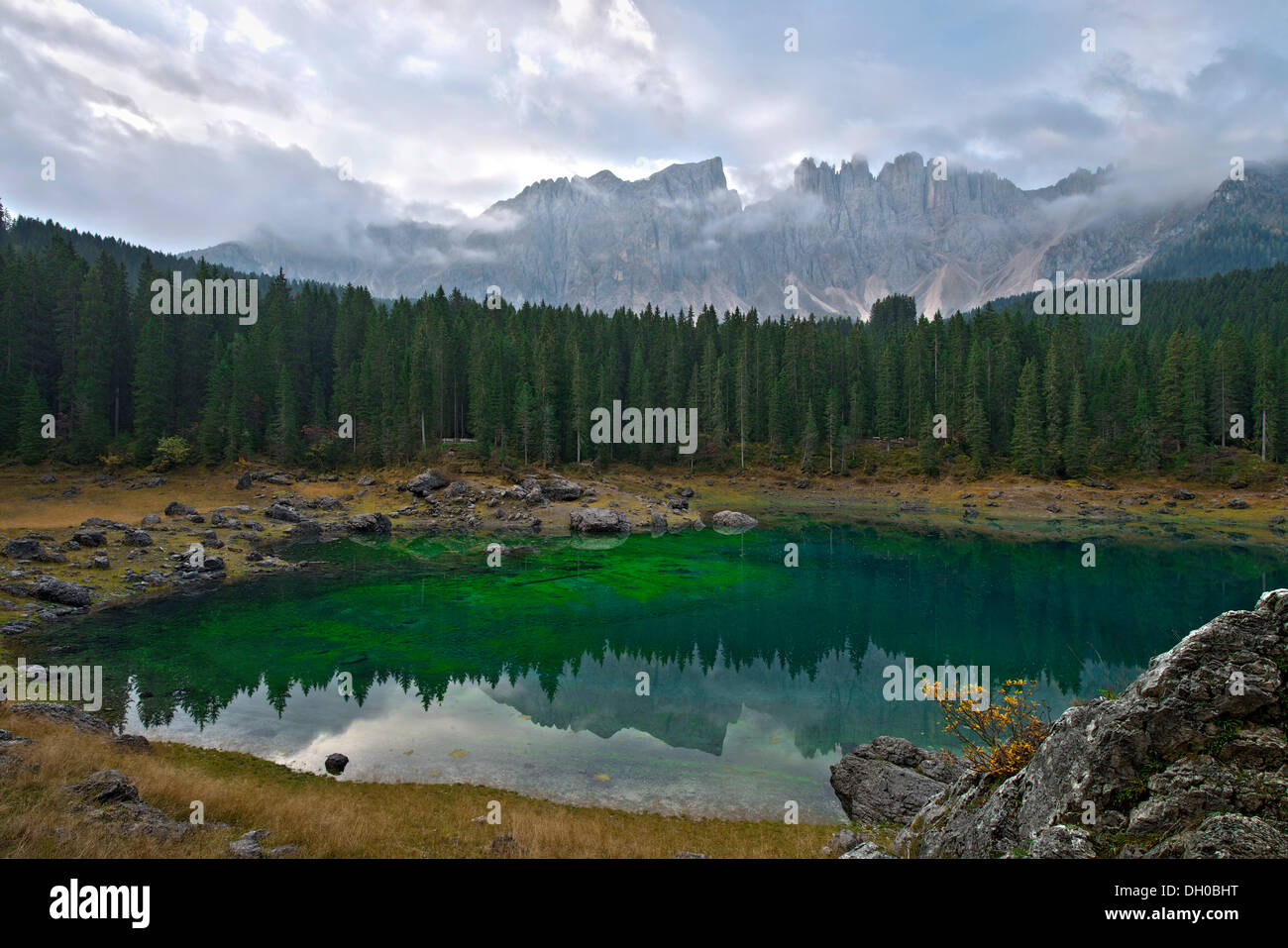 Karersee oder Rainbow Lake und der Latemar-Gruppe, Dolomiten, South Tyrol, Italien, Europa Stockfoto