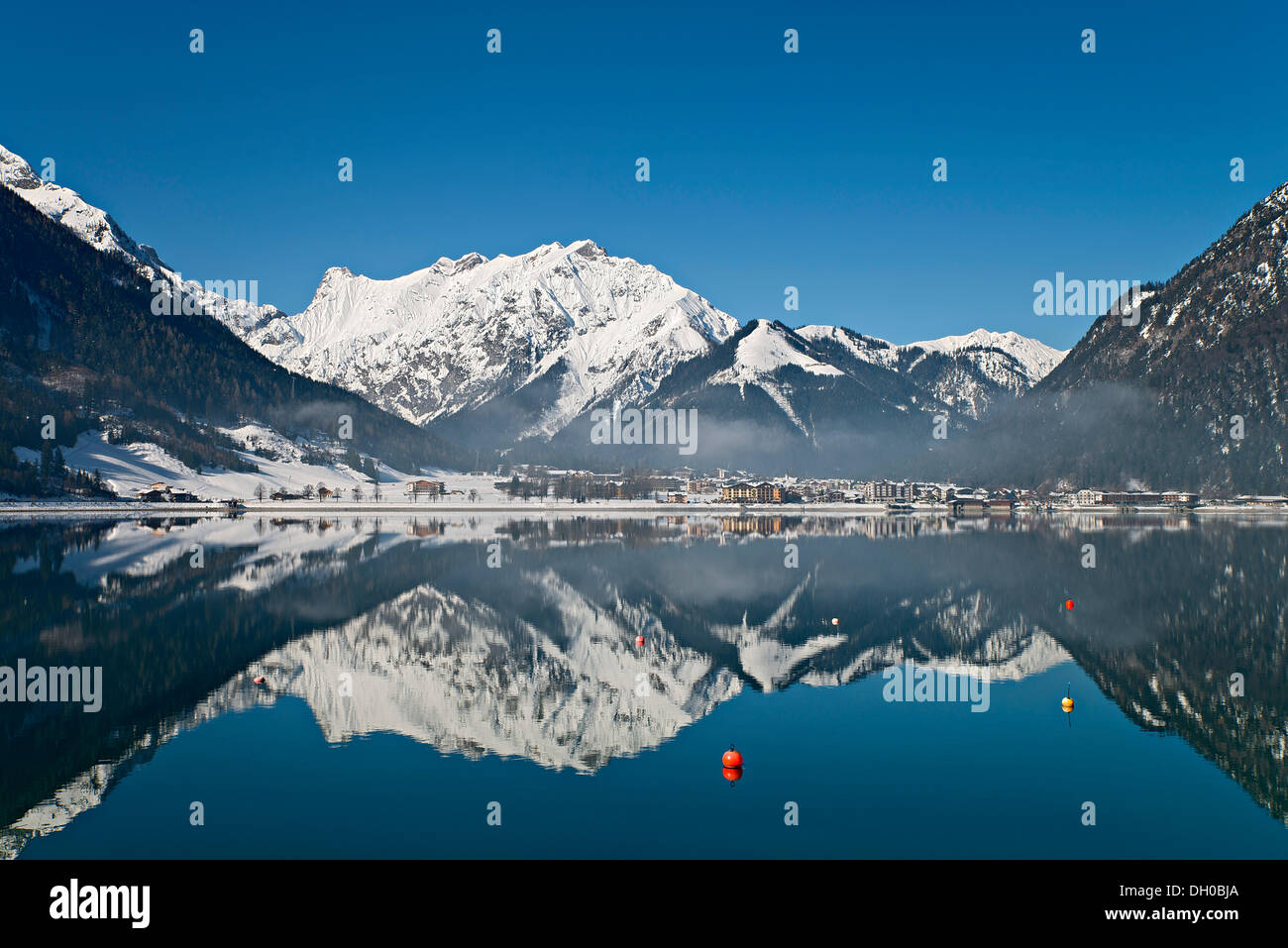 Achensee Lake im Winter, Pertisau und das Karwendelgebirge im Rücken, Pertisau, Achensee, Tirol, Österreich Stockfoto