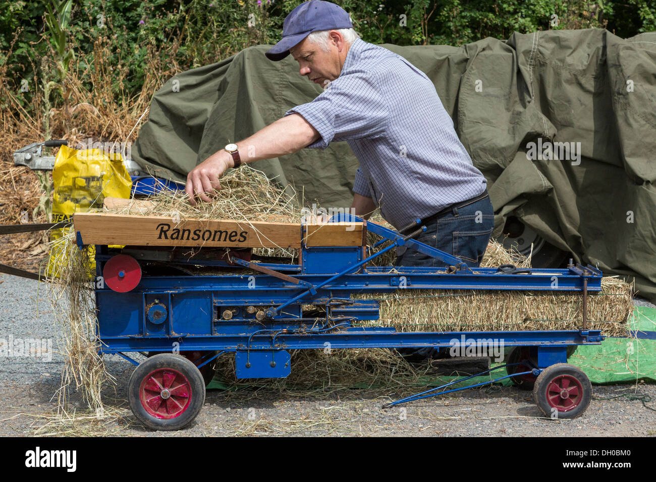 Die Originalersatzteile skaliert Ballenpresse gefüttert werden, da es Miniballen produziert. Whitwell & Reepham Dampf Rallye, Norfolk, Großbritannien. Stockfoto