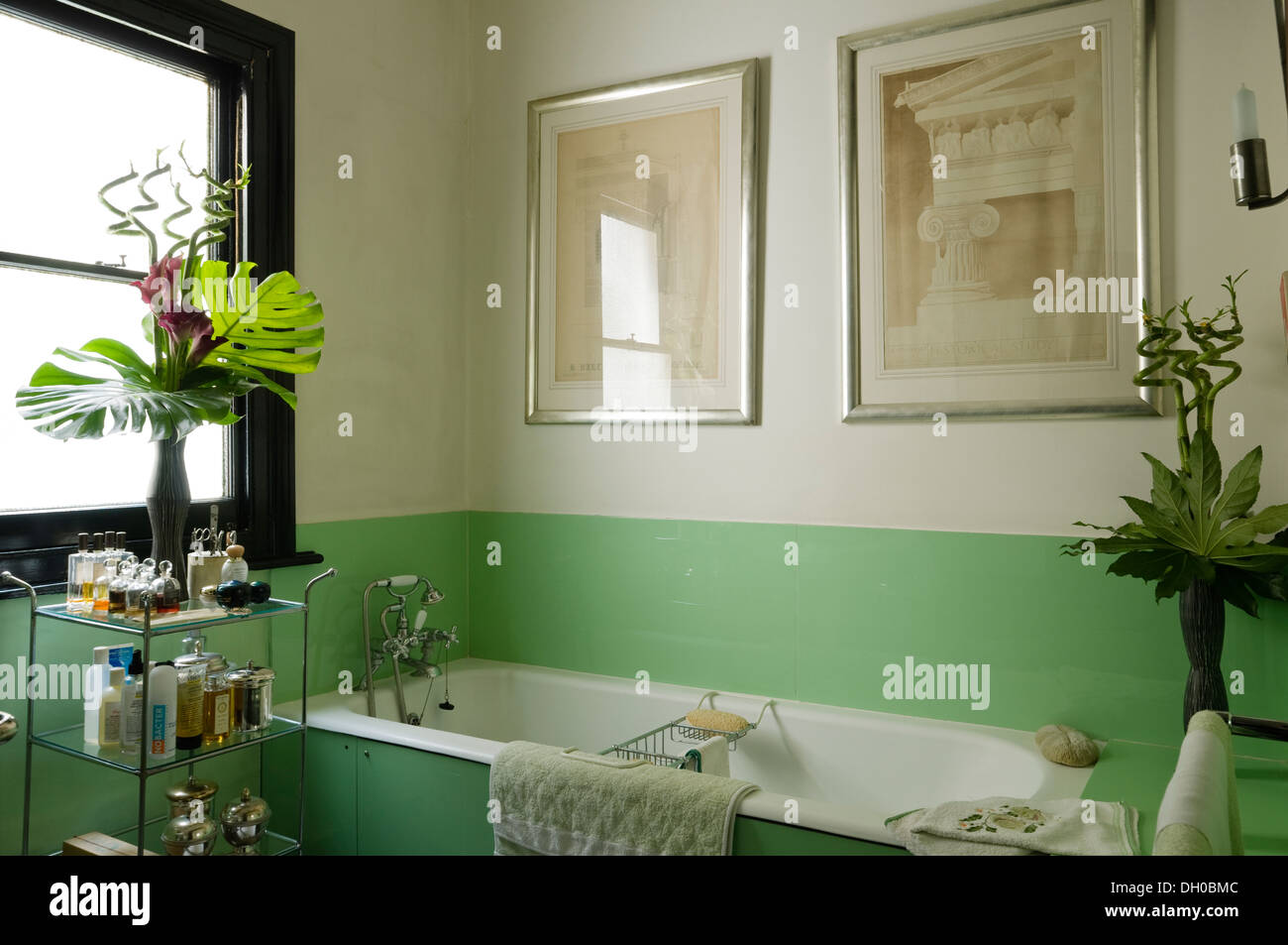 1930er Jahre Bad-Armaturen mit grünem Glas Bad Panel und Spritzschutz und Architekturzeichnungen hing über der Badewanne Stockfoto