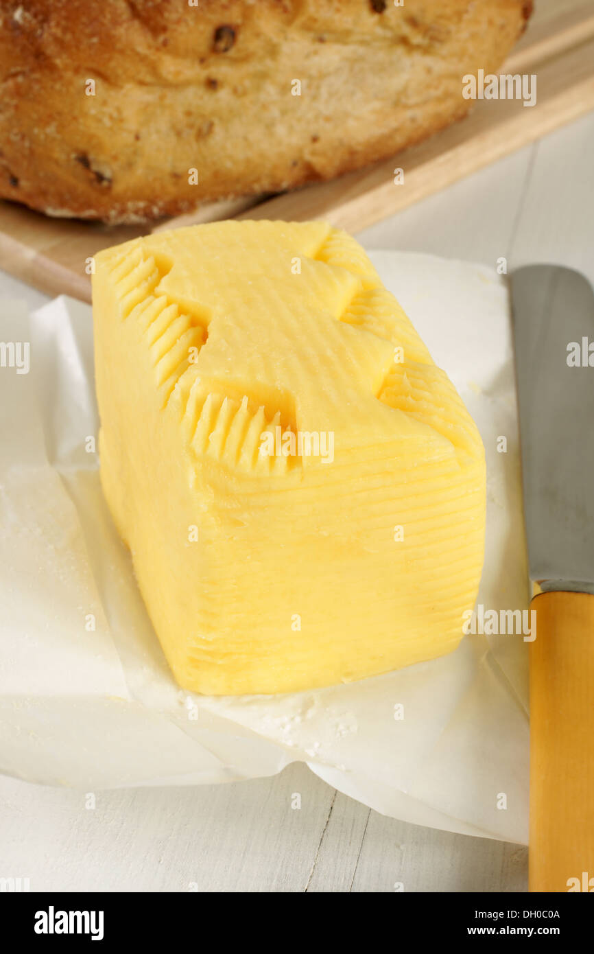 Frische Hand schüttelten Butter hand mit einem traditionellen Muster von den Landwirten Frauen verwendet, um Ihre Produkte zu identifizieren, wenn der Verkauf auf Märkten Stockfoto