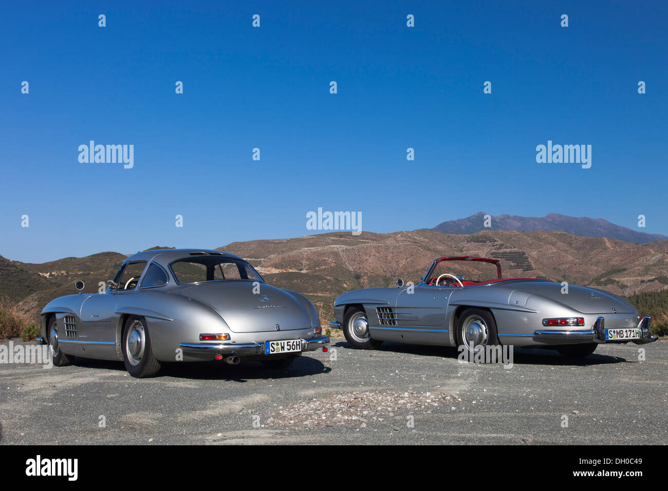 Silber Mercedes 300 SL Coupé W 198 Flügeltürer 1961. und 300 SL Roadster 1958. Stockfoto