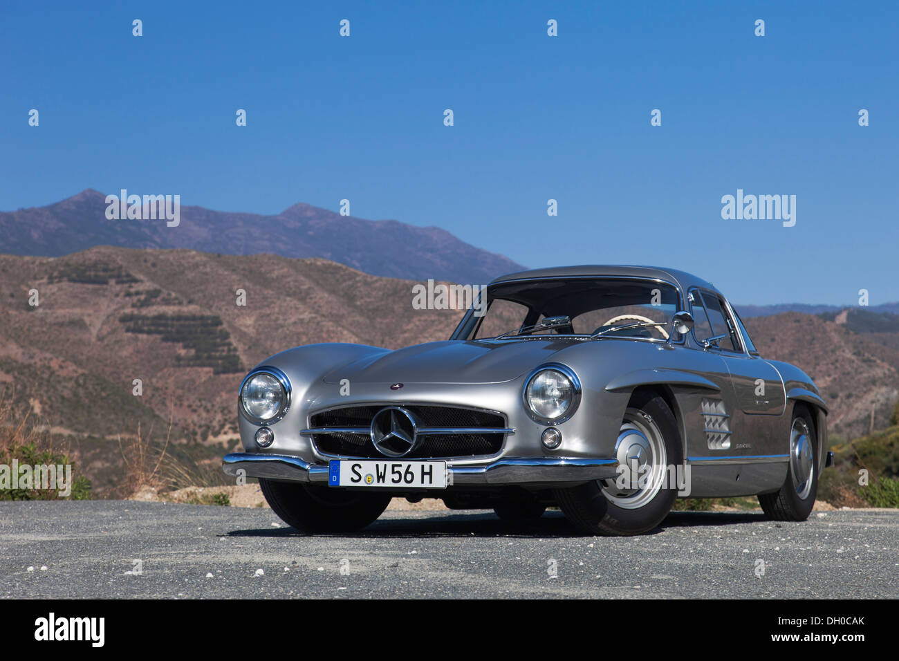 Silber Mercedes 300 SL Coupé W 198 Flügeltürer 1961. seltene Oldtimer Sportwagen. Stockfoto