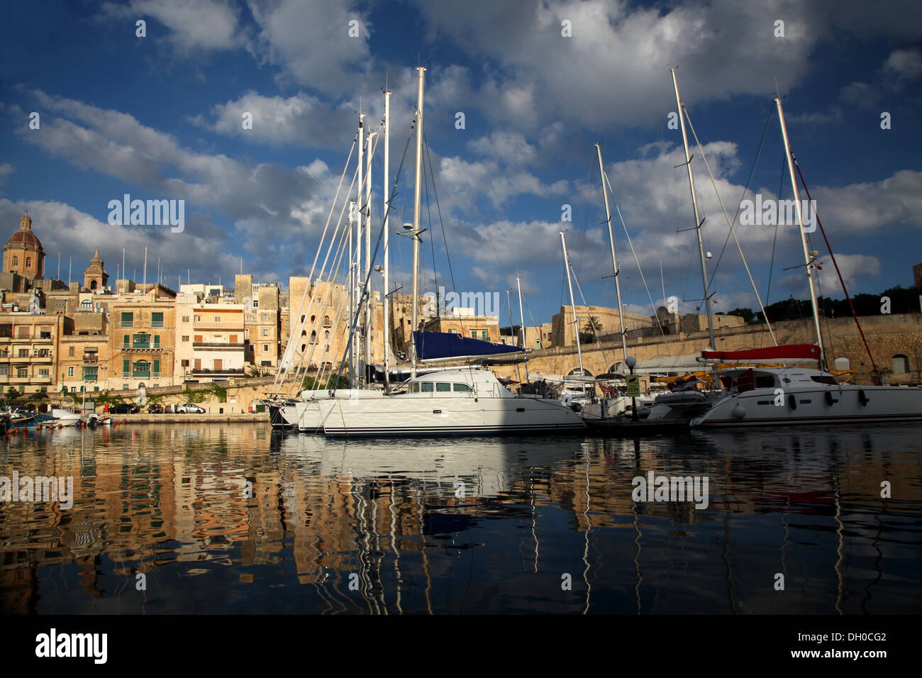 Sturm Wolken über Vittoriosas Yachthafen im Grand Harbour, Malta Stockfoto