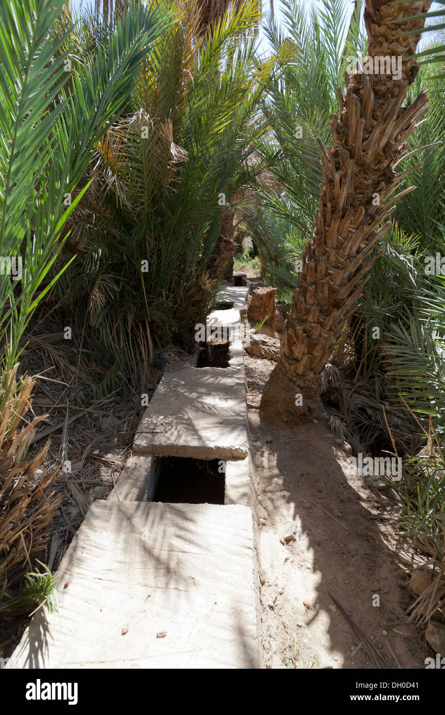 Bewässerung-Kanal in der Nähe der verlassenen Dorf Eghir in der Nähe von Ait Herbil, South Western Marokko, Nordafrika Stockfoto