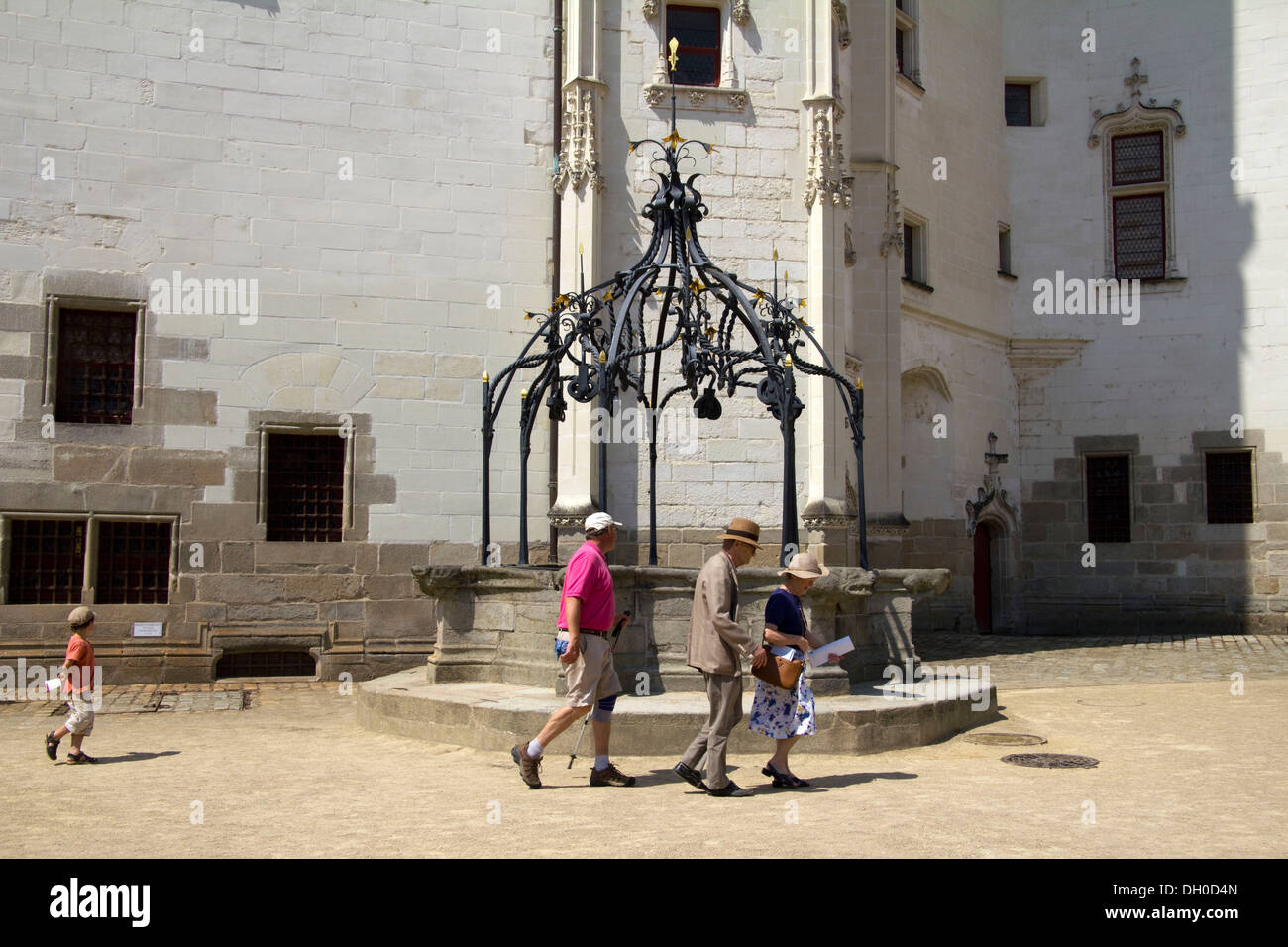 Der Brunnen im Hof des Château des Ducs de Bretagne, Nantes, Bretagne, Frankreich, Europa Stockfoto