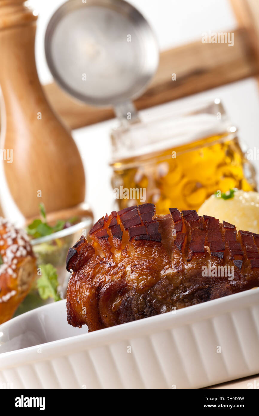 bayerischen gebratenes Schweinefleisch mit Knödel Stockfoto