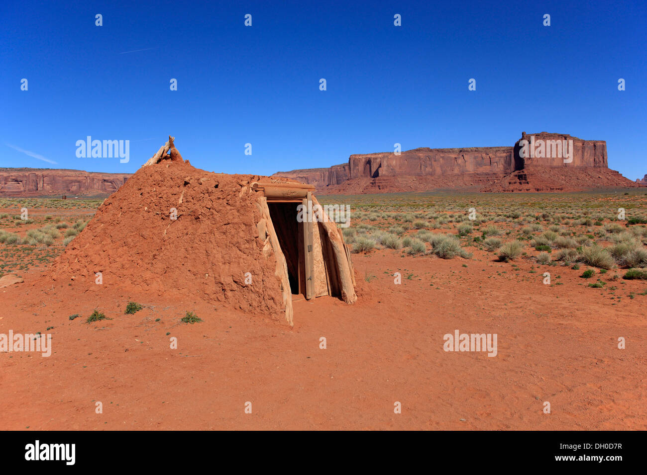Navajo-Hogan, ein landestypisches Haus, Monument Valley, Utah, Vereinigte Staaten von Amerika Stockfoto