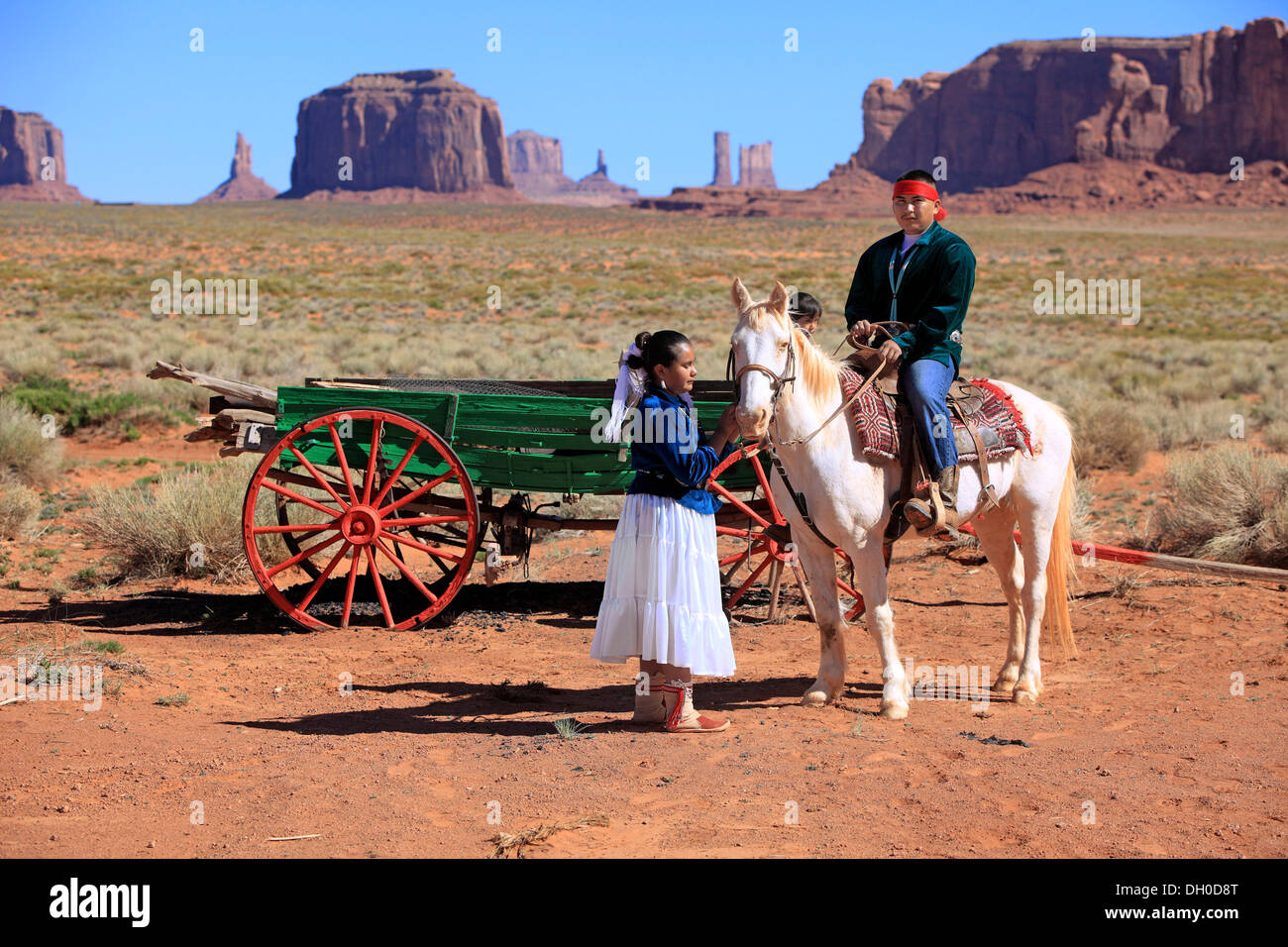 Navajo-Indianer, Mann und Frau mit einem Pferd vor einer Kutsche, Monument Valley, Utah, Vereinigte Staaten von Amerika Stockfoto