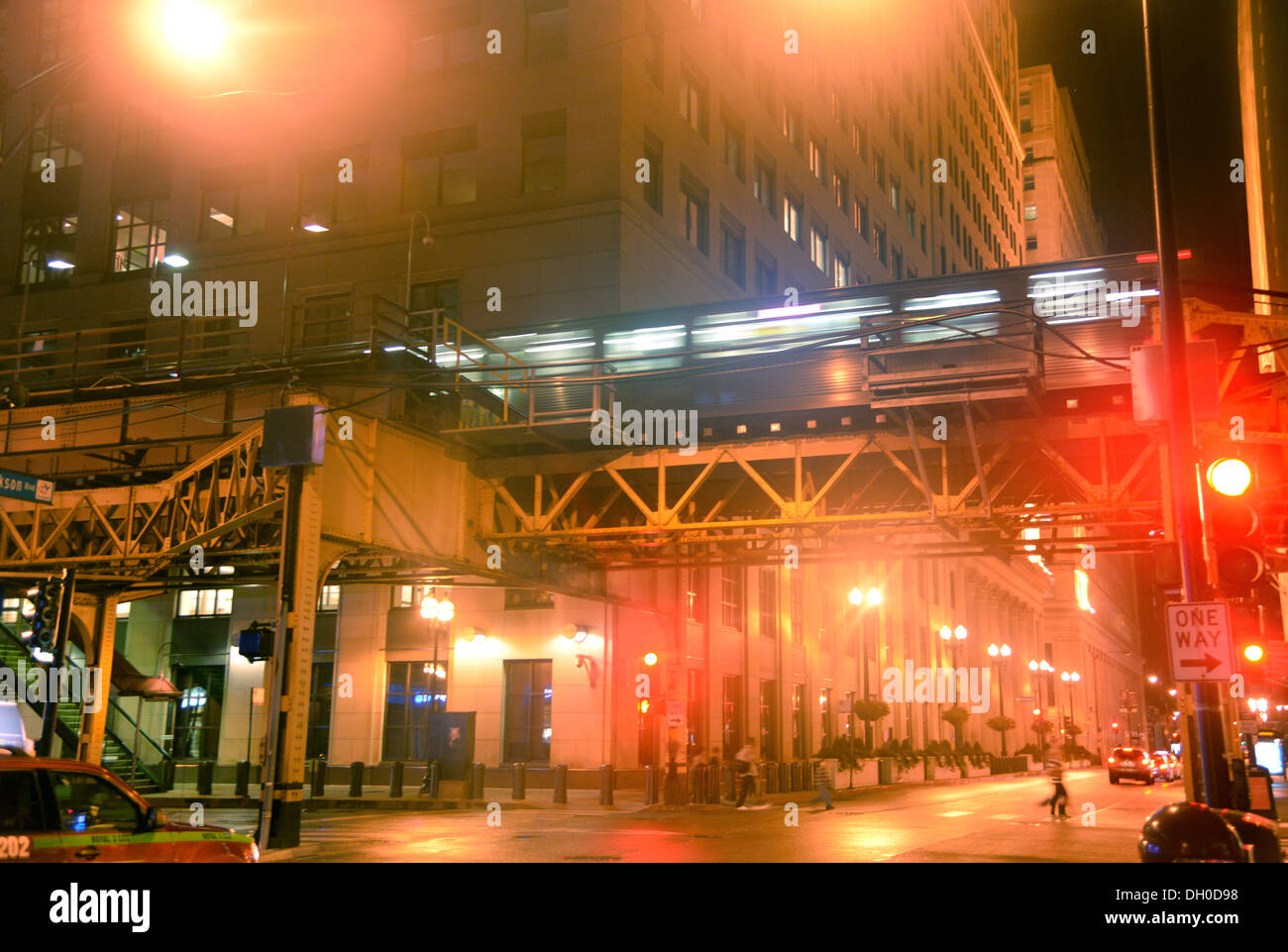 Chicago L Zug in der Nacht. Ein Zug bewegt sich durch die Dunkelheit auf die Städte erhöhten Transit System gesehen im Dunkeln Stockfoto