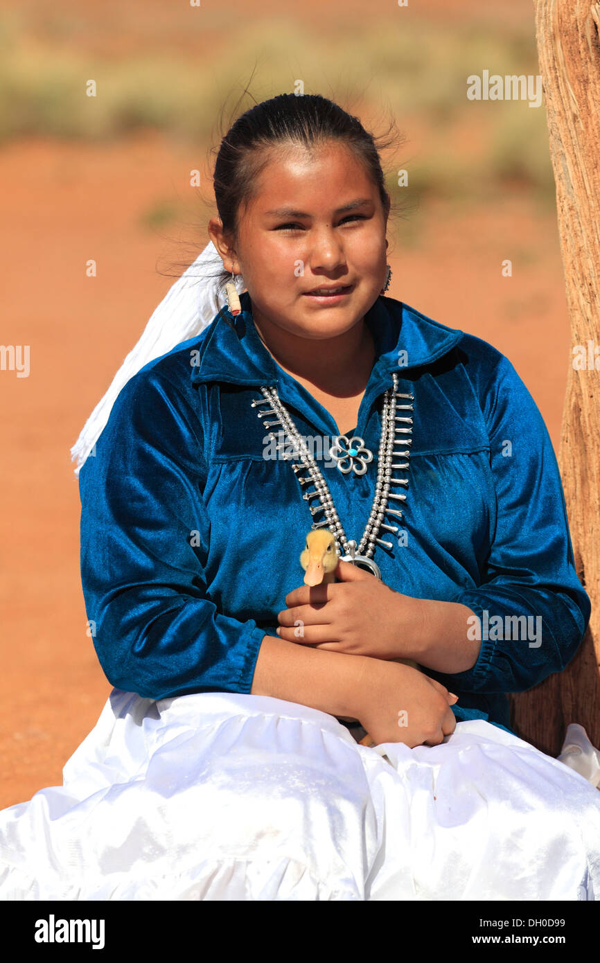 Navajo Indianerin hält ein Entlein, Monument Valley, Utah, Vereinigte Staaten von Amerika Stockfoto