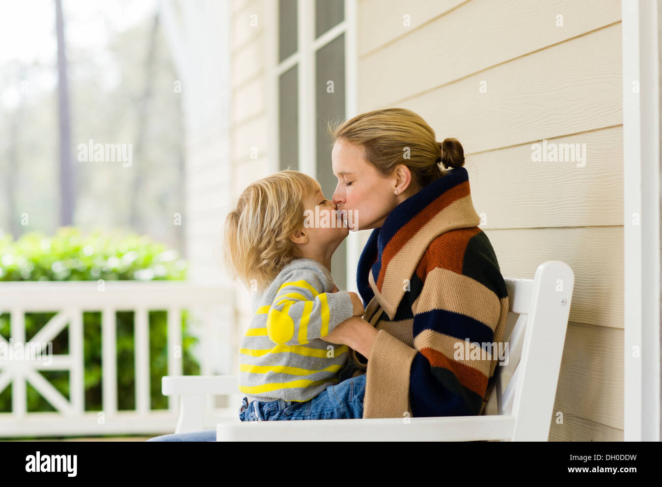 Kaukasische Mutter und Sohn küssen Stockfoto