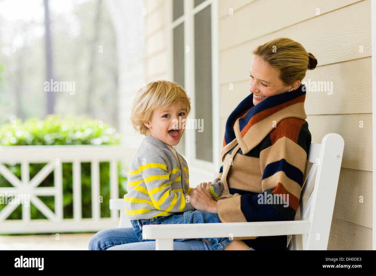 Kaukasische Mutter Holding Sohn Stockfoto