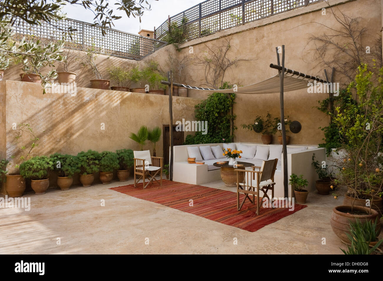 Marokkanischen Innenhof-Garten mit überdachter Sitzecke Stockfoto