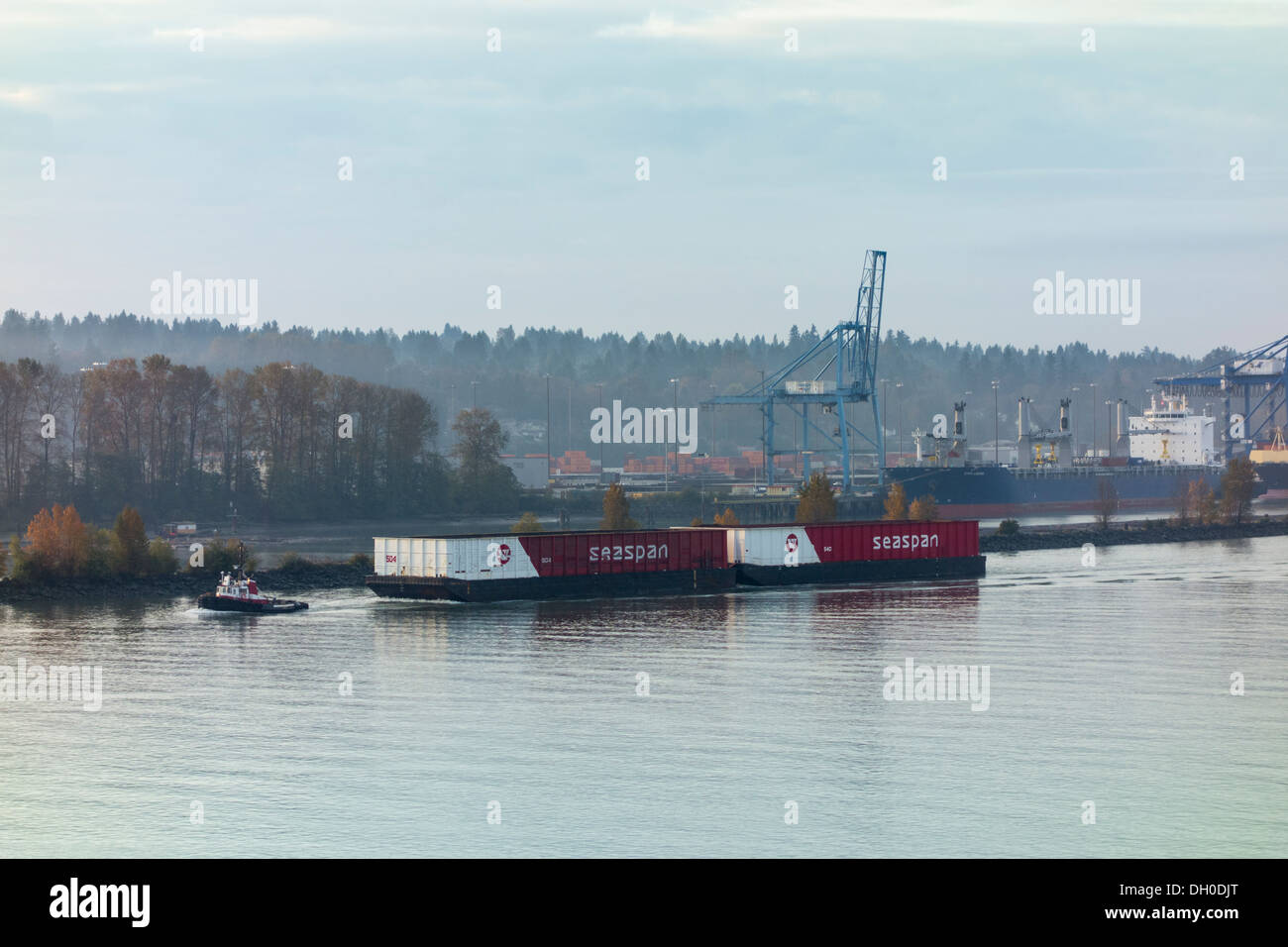 Abschleppen von Schlepper barge mit Oversize Seaspan Container, Fraser River, New Westminster, British Columbia, Kanada Stockfoto