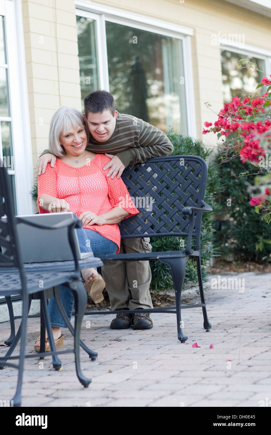Kaukasische Mutter und Sohn mit Laptop im freien Stockfoto