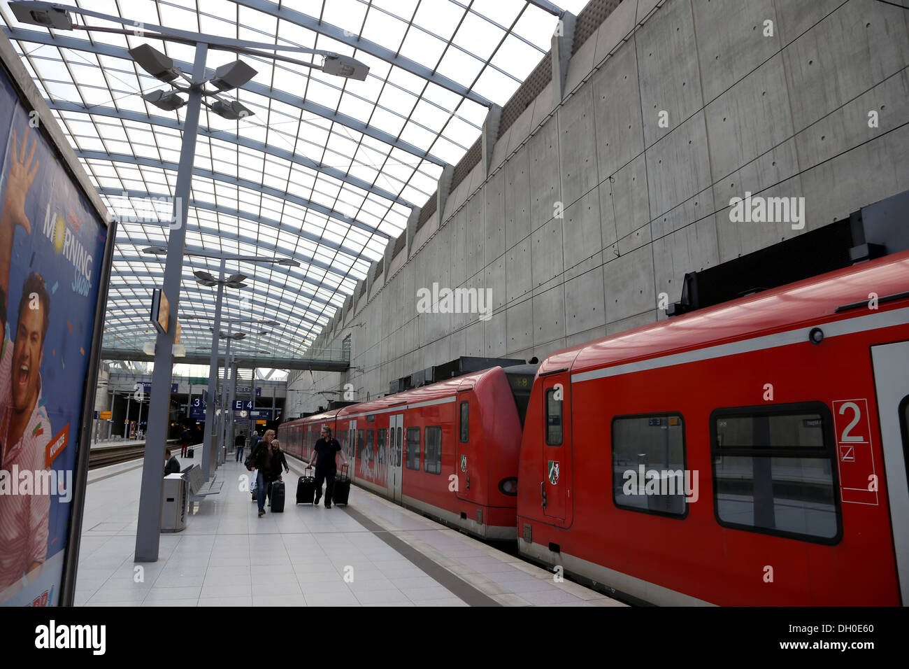Zug Flughafen Köln Bonn Nach Düsseldorf Flughafen Köln/Bonn Flughafen-Bahnhof Stockfoto, Bild: 62091400 - Alamy