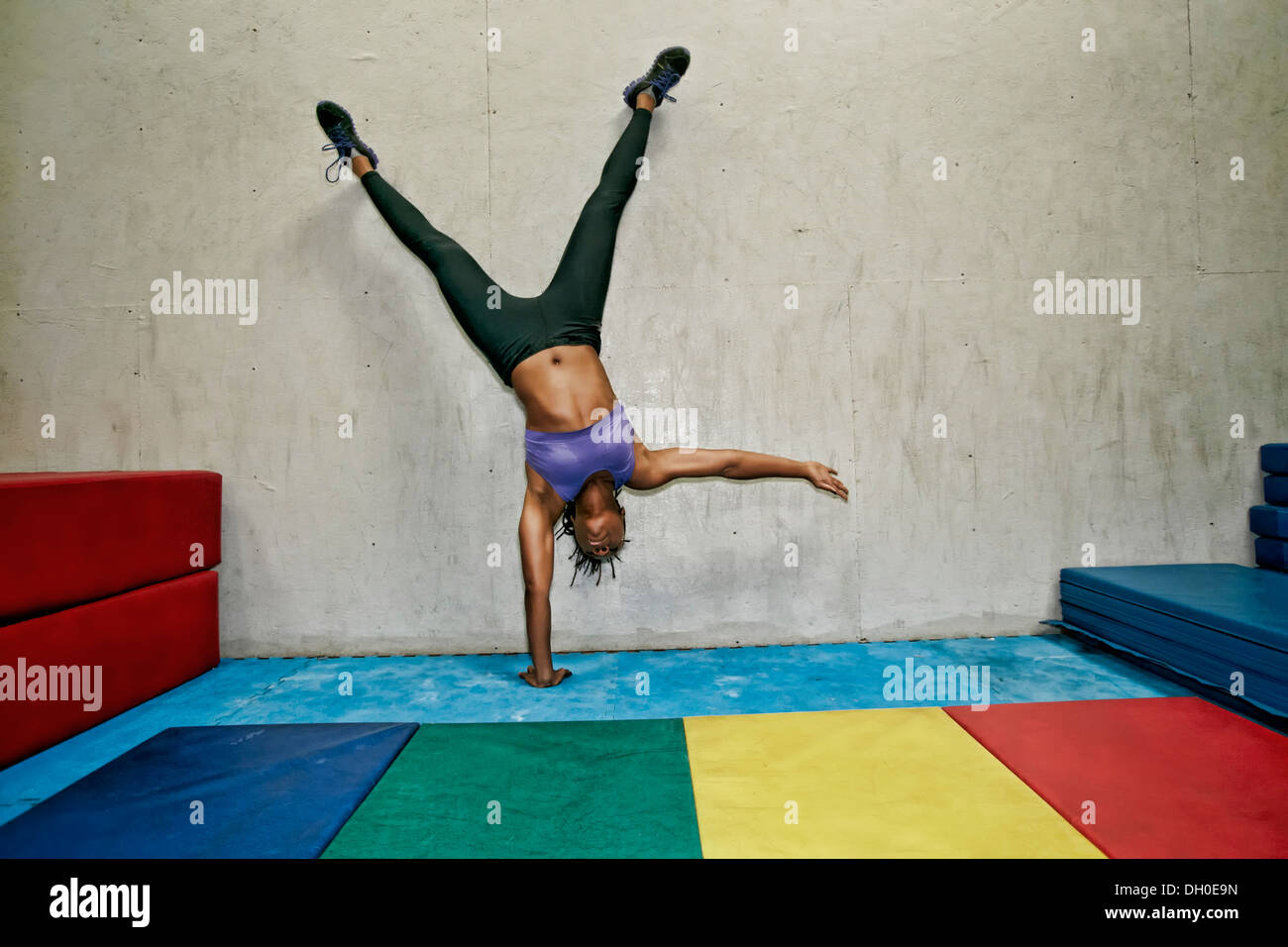 Afrikanische amerikanische Frau, die im Fitness-Studio trainieren Stockfoto