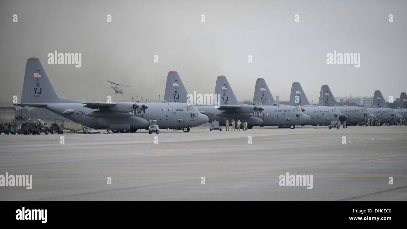 C-130 Hercules warten auf dem Taxiway in Yokota Air Base, Japan, 22. Oktober 2013, vor dem ausziehen als Teil eine große Formation-Mission. Die Flugzeuge wurden in einer großen Formation Yokotas professionellen Lufttransportkapazitäten testen geflogen. Stockfoto