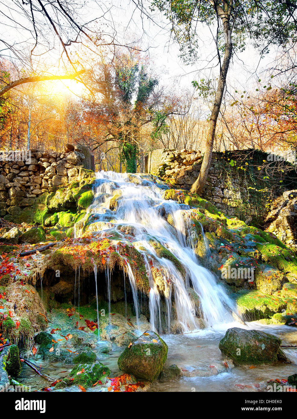 Herbst Wasserfall in den Bergen der Krim Stockfoto