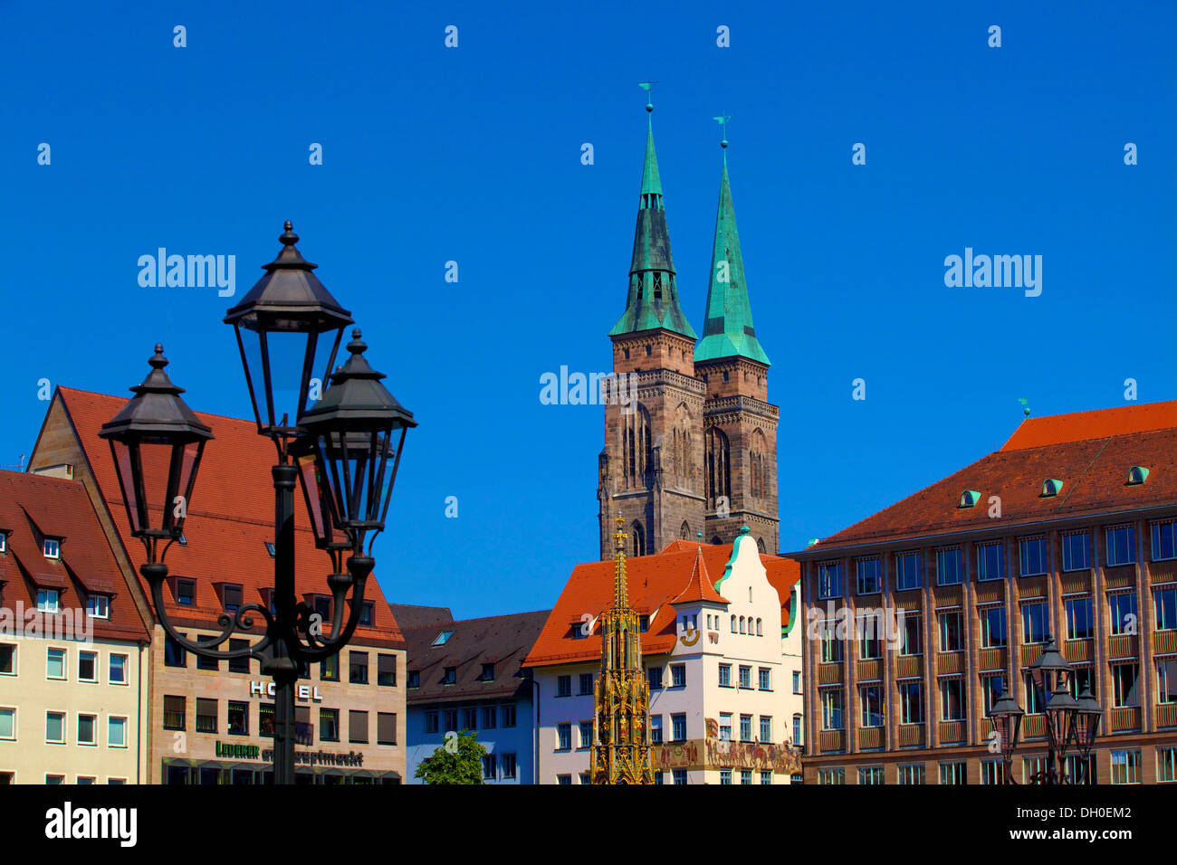 Schoener Brunnen Brunnen, Marktplatz und Kirche St. Sebaldus, Nürnberg, Bayern, Deutschland, Europa Stockfoto