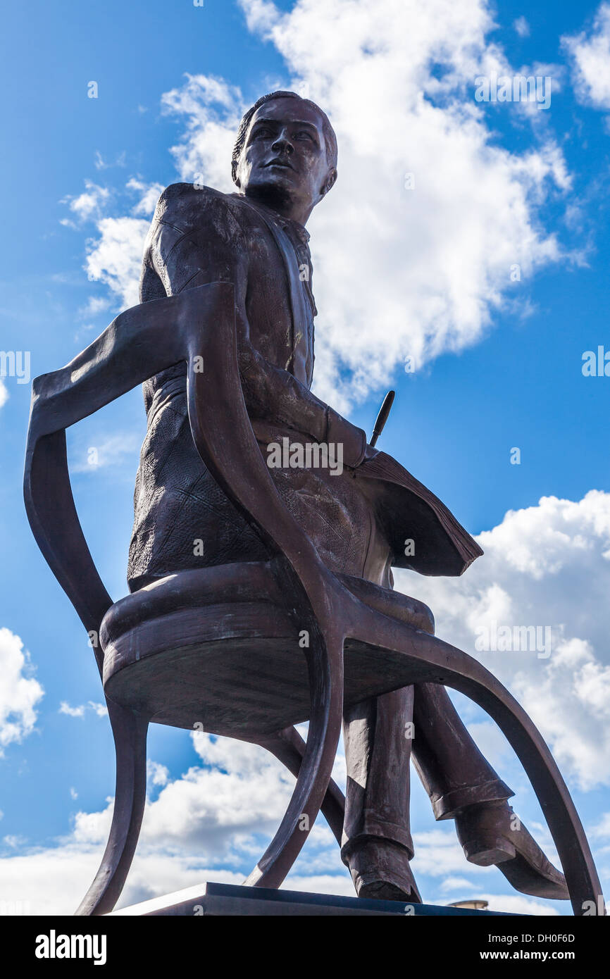 Die 7ft hohe Bronzestatue des walisischen Songwriter und Schauspieler Ivor Novello, vom Künstler Peter Nicholas, in der Bucht von Cardiff, Wales. Stockfoto