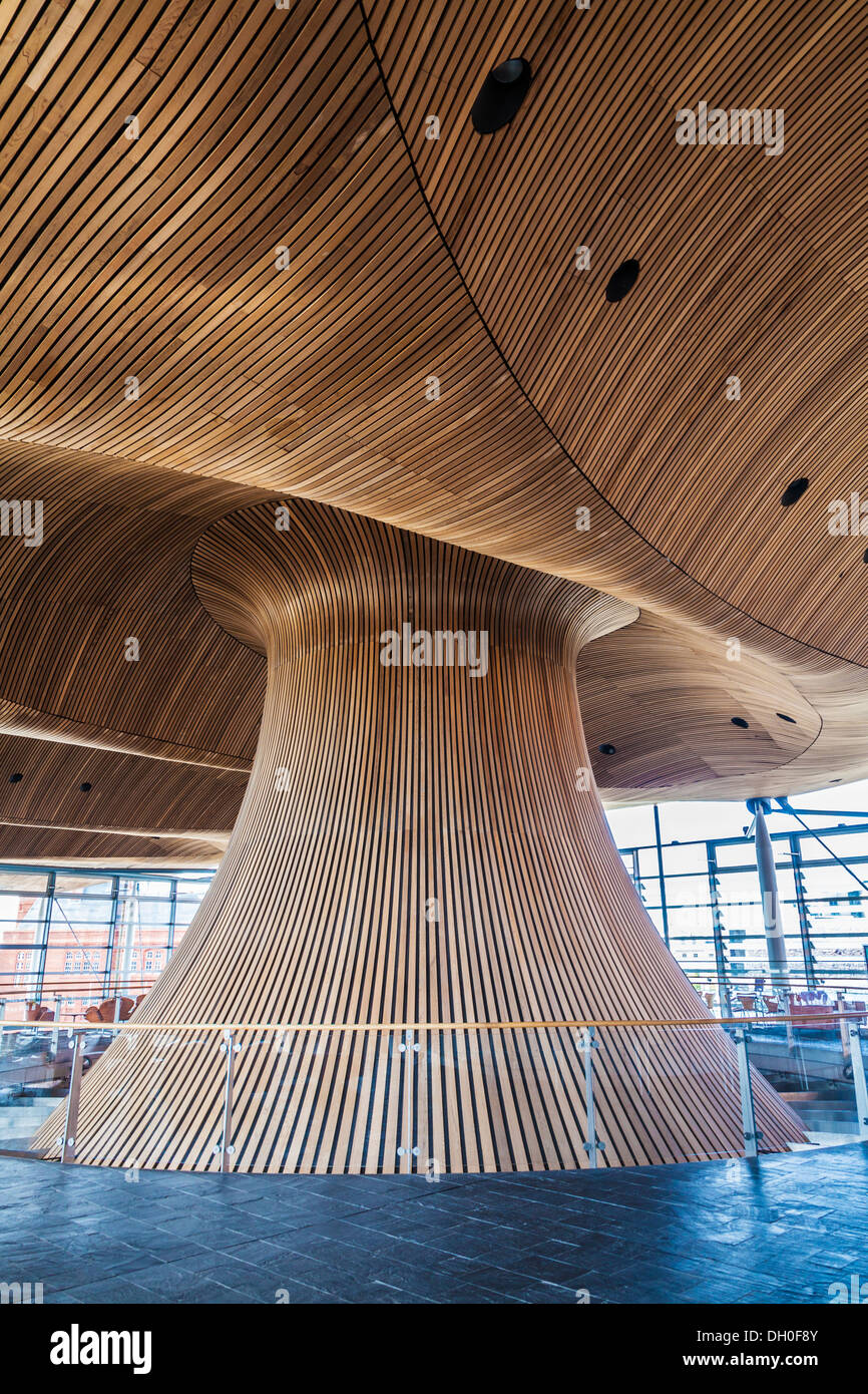 Die Holzdecke und Trichter in den Erker, Teil der walisischen Nationalversammlung Gebäude in Bucht von Cardiff, Wales. Stockfoto