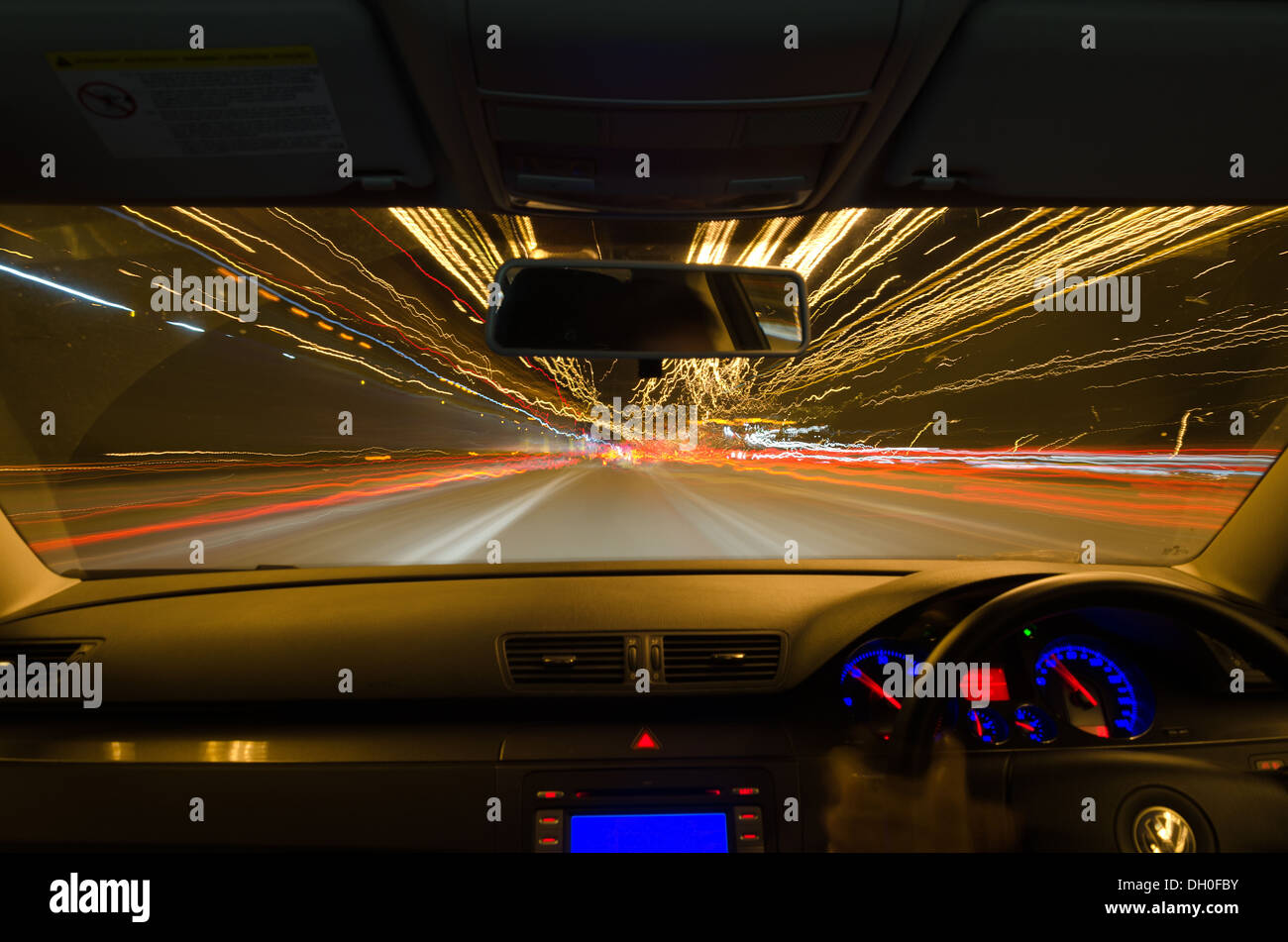 Blick durch die Windschutzscheibe eines fahrenden Autos mit Bewegungsunschärfe und verschiedene Abschnitte auf der Autobahn mit Baustellen Autos LKW Stockfoto