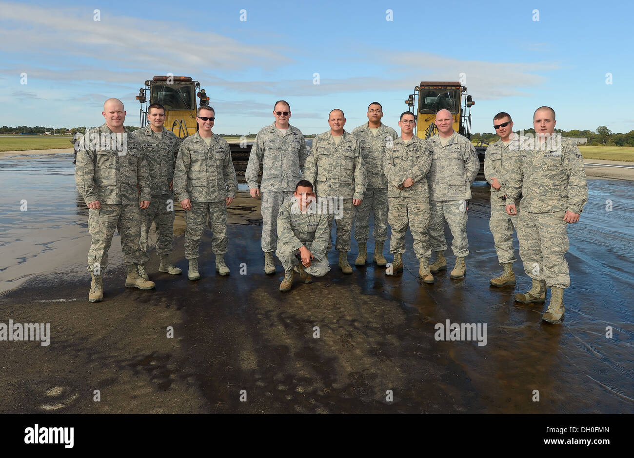 Führungskräfte der 436th Luftbrücke Flügel mit 436th Bauingenieur-Geschwader beitreten, Pflaster und schwere Ausrüstung Abschnitt Operatoren, um besser zu verstehen wie das CE-Team die Aufgabe des Kautschuk-Removel auf der Dover Air Force Base, Del. am 15. Oktober 2013 bewältigt. Stockfoto