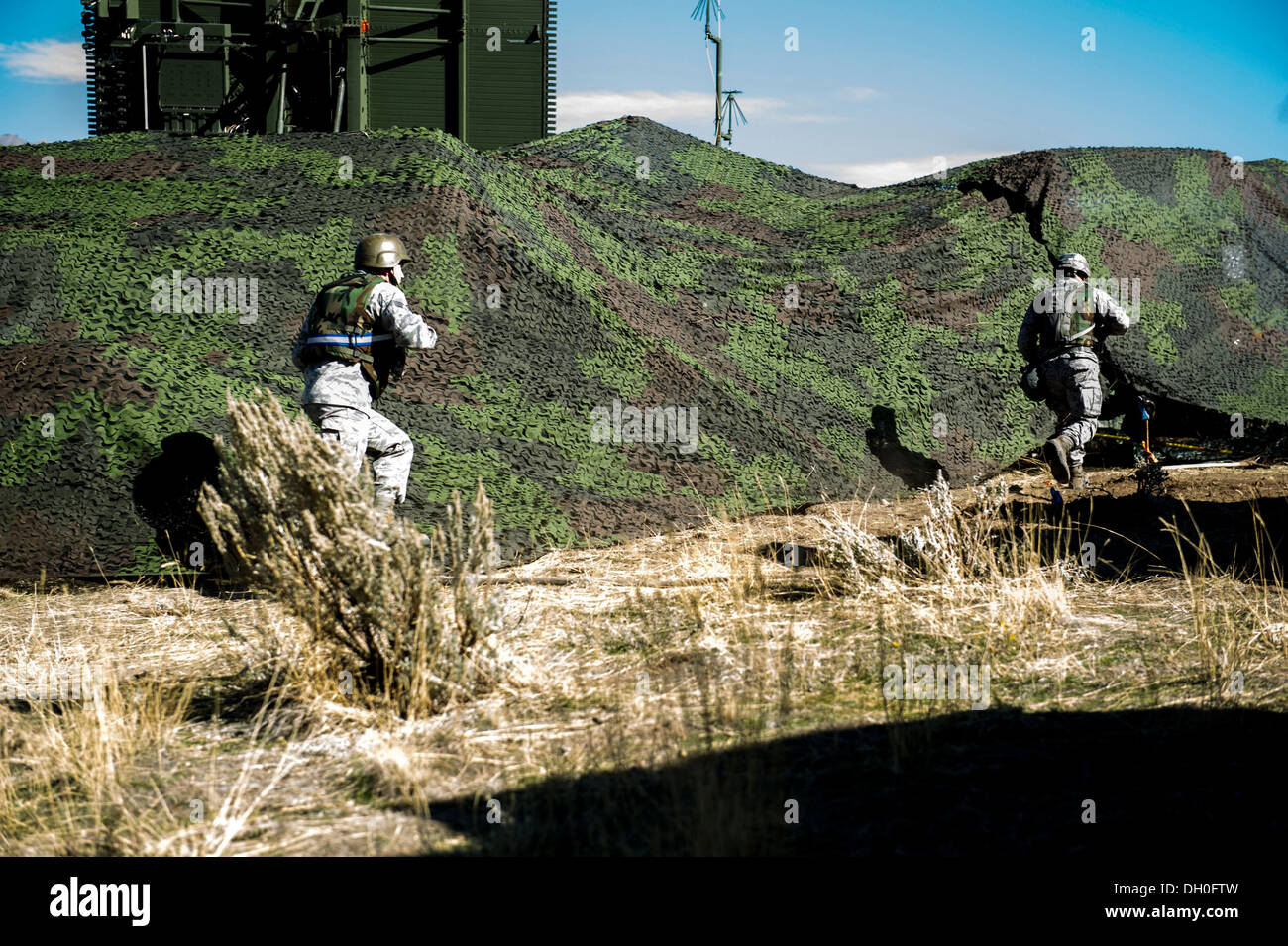 US Air Force Piloten laufen für Abdeckung bei Hill Air Force Base in Utah, 21. Oktober 2013. 729. Air Command Squadron führt derzeit eine Übung "Operation Raging Bull 14-1', die realen Szenarien, z. B. Mörserangriffen enthält. Stockfoto
