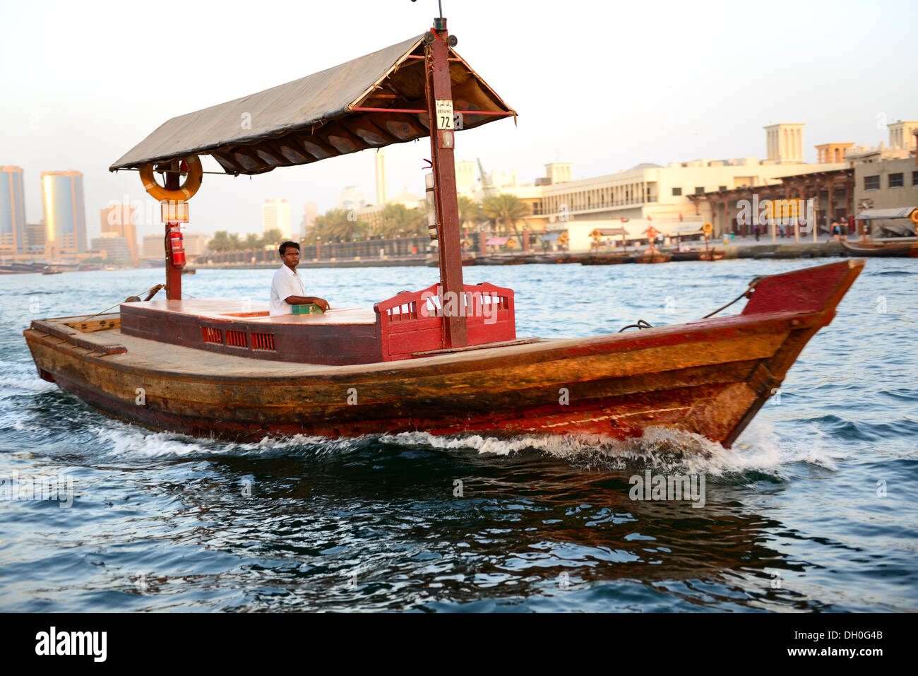Die traditionellen Abra Boot in Dubai Creek, Dubai, Vereinigte Arabische  Emirate. Die Abra ist billigste Verkehrsmittel in Stockfotografie - Alamy