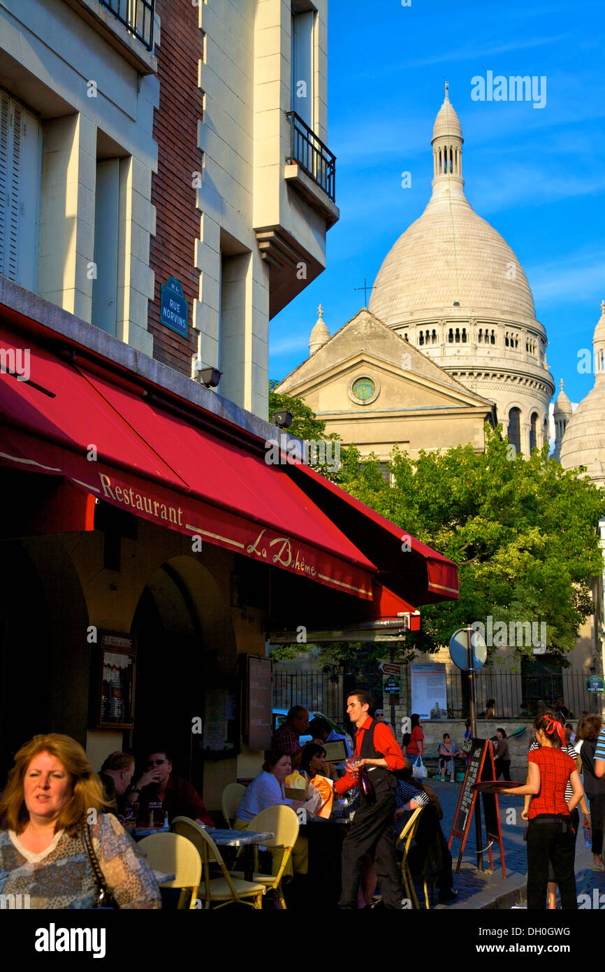 Restaurant mit Sacre-Coeur in Hintergrund, Montmartre, Paris, Frankreich Stockfoto