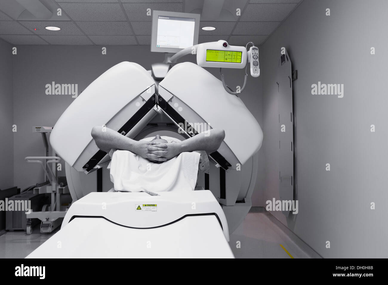 Kaukasischen Mann im CT-scanner Stockfoto