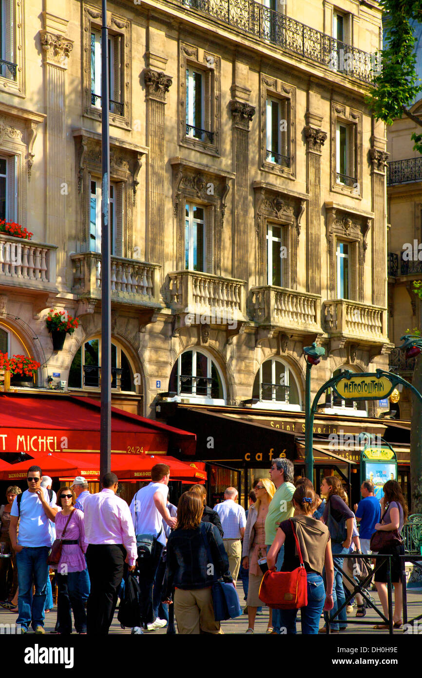 Paris Metro Zeichen und Straßenszene, Paris, Frankreich Stockfoto