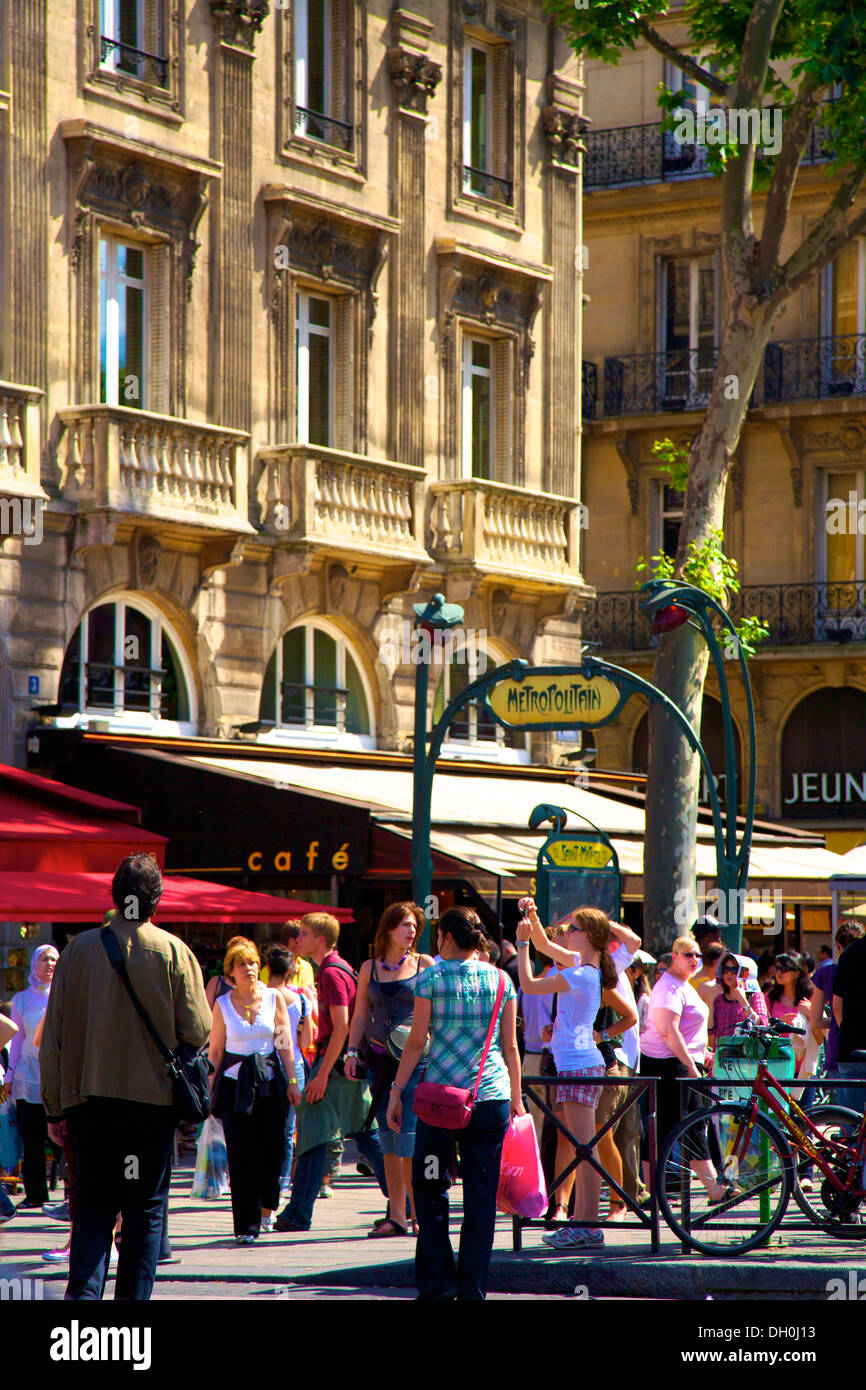 Paris Metro Zeichen und Straßenszene, Paris, Frankreich Stockfoto