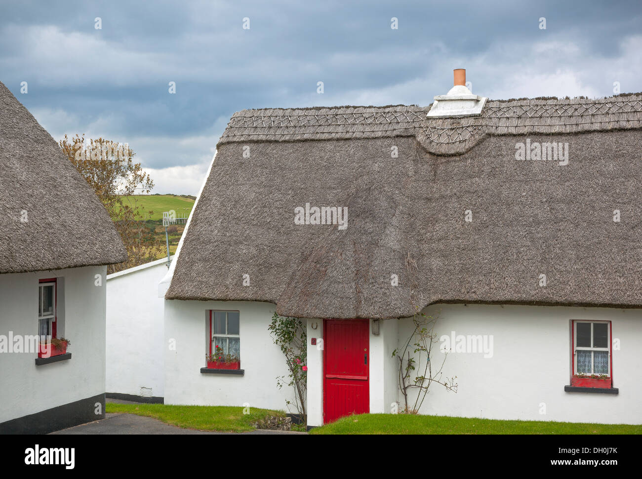 County Galway, Irland: Reetdach-Ferienhaus. Stockfoto