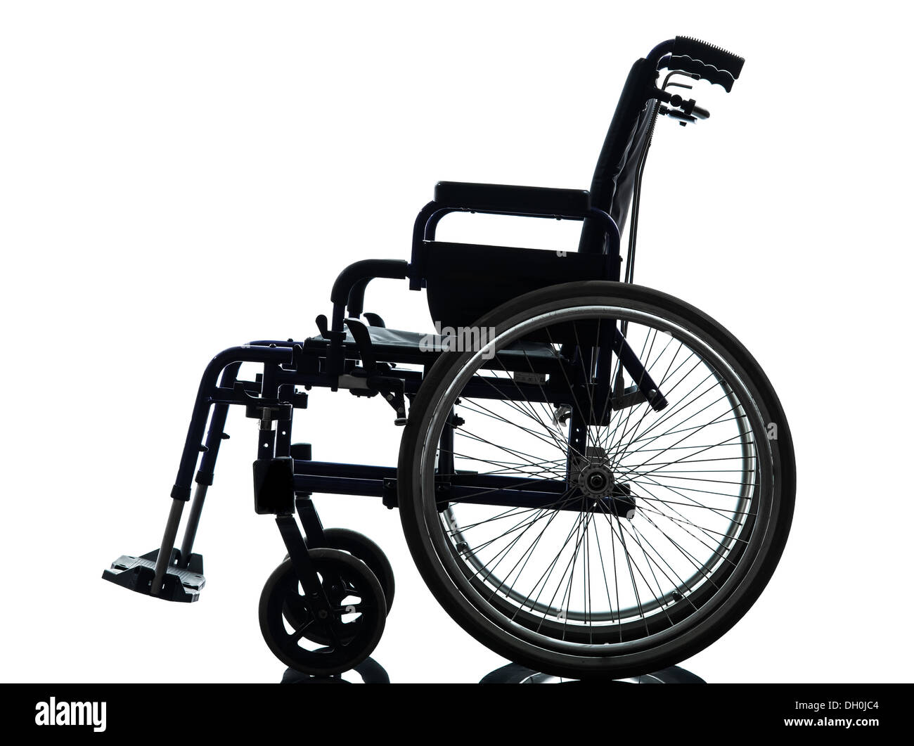 einen Rollstuhl im Silhouette Studio auf weißem Hintergrund Stockfoto