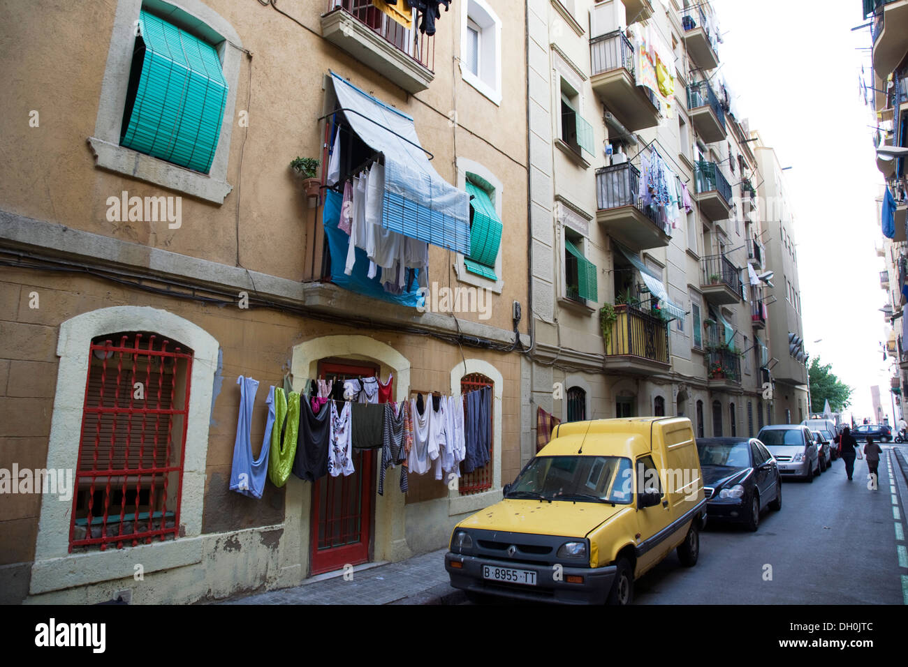 Eines der Straßen hinunter zum Strand von Barcelona. Beachten Sie die Wäsche, die auch bei Pfadebene hängen Stockfoto