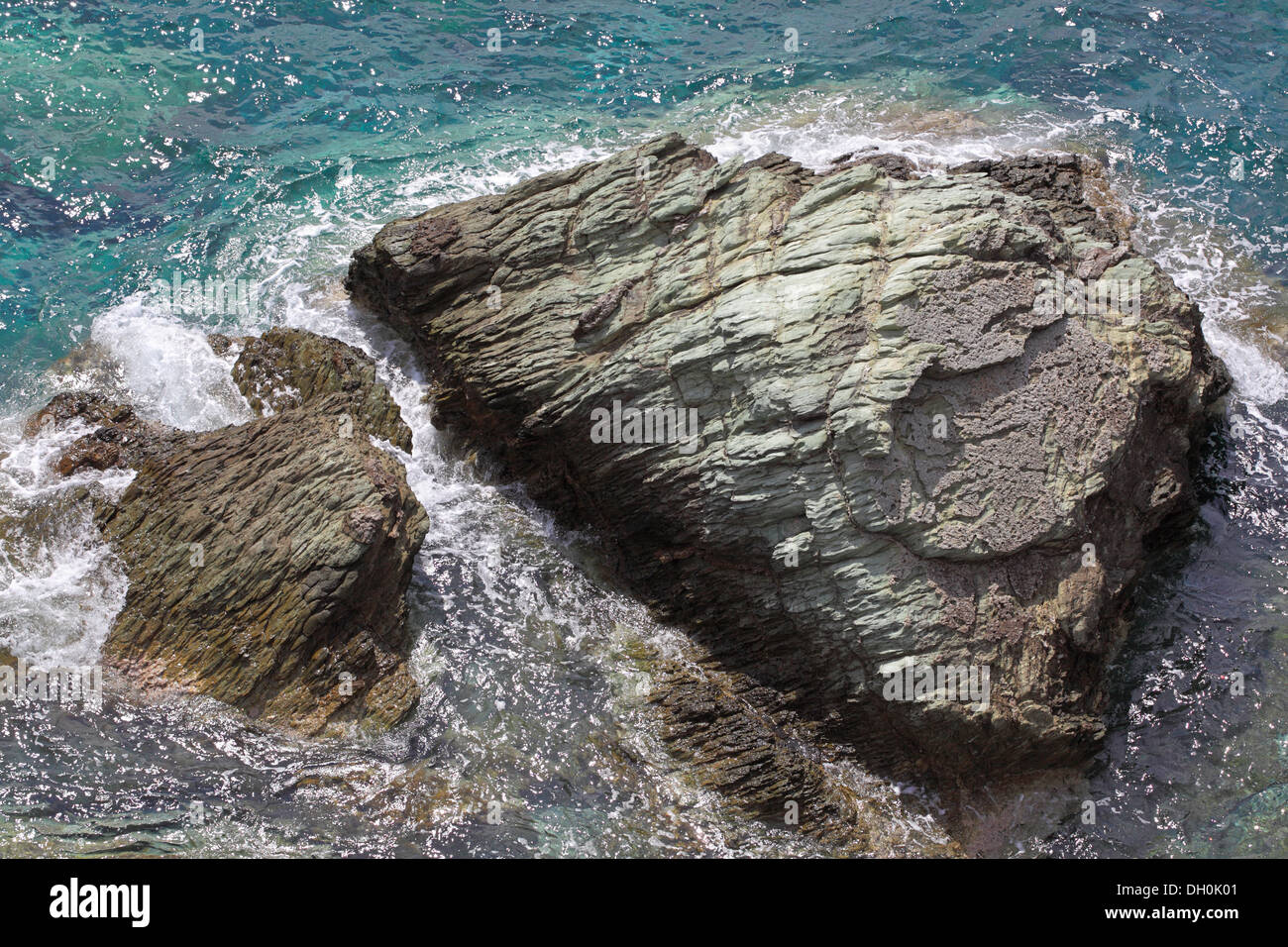 Steinen im Meer, erhöhte Ansicht. In der Nähe von Agia Pelagia, Kreta, Griechenland Stockfoto