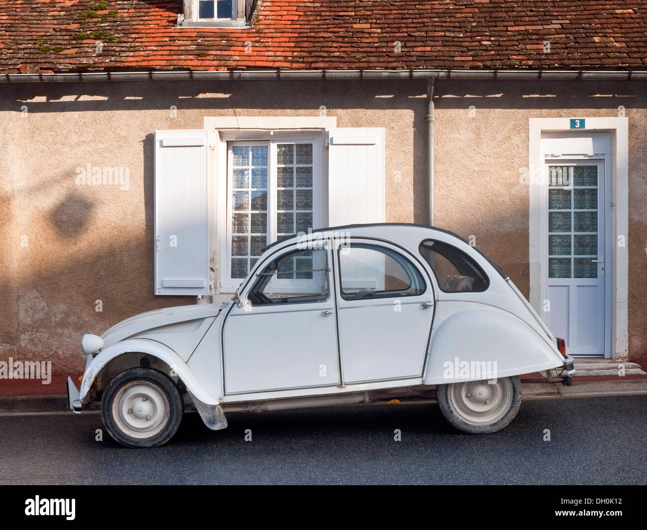 Weißen Citroen 2CV Auto - Frankreich. Stockfoto