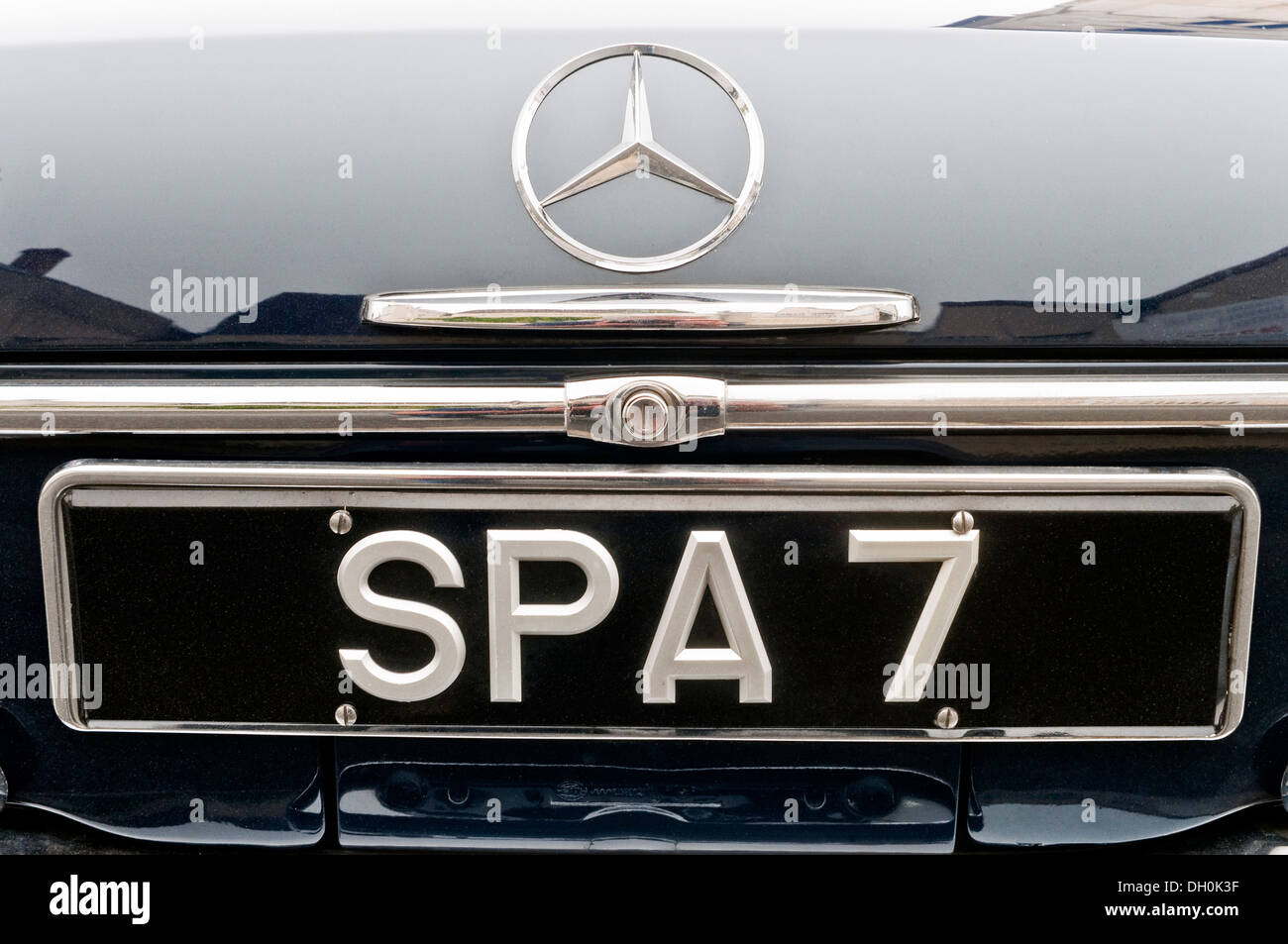 Briten registriert "SPA 7" Mercedes Limousine - Frankreich. Stockfoto